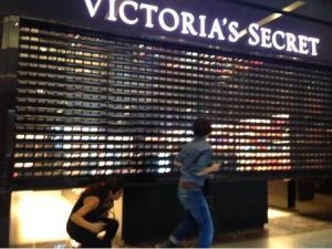 Başbakan geçerken, iç çamaşırı mağazasının kepengini indirdiler