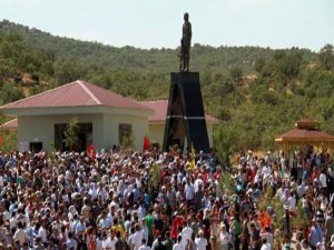 HEYKELİN KAFASINA BASAN ASKERE SORUŞTURMA