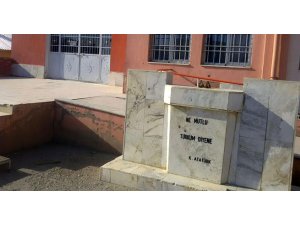 ATATÜRK BÜSTLERİNİ SÖKÜP TÜRK BAYRAĞINI İNDİRDİLER