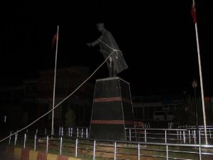 ATATÜRK HEYKELİNİ BÖYLE TAHRİP ETTİLER