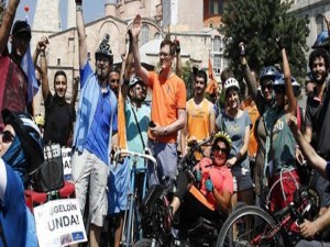 4 BİN KM PEDAL ÇEVİRİP GELDİ AMA POLİS İSTİKLAL'E ALMADI