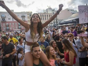 EDEPSİZ TURİSTLER HALKI SOKAĞA DÖKTÜ