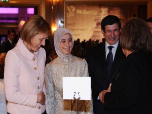 FİRST LADY TIPTA FETVAYI SAVUNUYOR