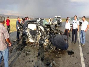 OTOMOBİLLER ÇARPIŞTI 3 ÖLÜ 2 YARALI