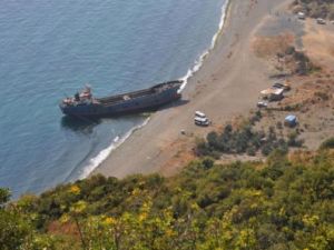 Dev Gemi Karaya Oturdu