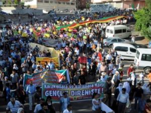 Gezi, direnişçilerini gazlayan, polis bu yürüyüşe izin verdi
