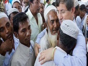 DAVUTOĞLU'NA ALTIN ÖĞÜT GELDİ