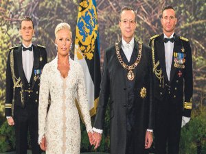 FİRST LADY CUMHURBAŞKANI'NI ALDATTI ÜLKE AYAĞA KALKTI