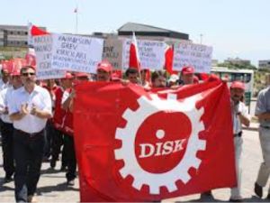 DİSK'ten nostaljik miting