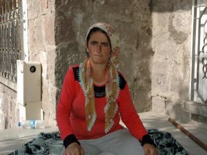 ASKER ANNESİNİ SOKAĞA ATTILAR