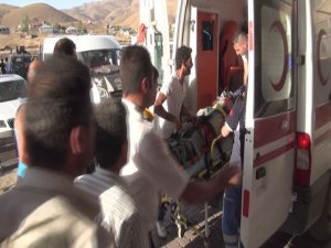 LOJMAN İNŞAATI ÇÖKTÜ: 3 YARALI