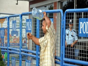 KARAKOLUN ÖNÜNDE KENDİNİ YAKMAYA KALKTI