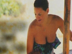 TURİZM BAKANI BİKİNİSİYLE YAKALANDI