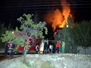 BAŞSAĞLIĞINA GİTTİKLERİ EVDE YANIYORLARDI