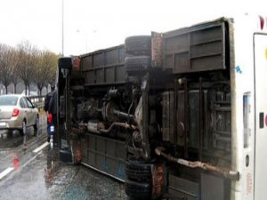 OTOBÜS ŞARAMPOLE YUVARLANDI, ÖLÜ VE YARALILAR VAR