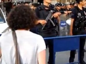 Halktan polise tepki: 'Üç kuruşa satıyorsunuz kendinizi'