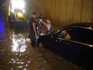 BELEDİYE BAŞKANI, KENDİ YAPTIRDIĞI ALT GEÇİTTE MAHSUR KALDI