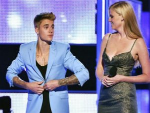 İÇ ÇAMAŞIRINA KADAR SOYUNDU