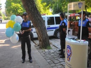 POLİS ATATÜRK POSTERİNİ BÖYLE ENGELLEDİ