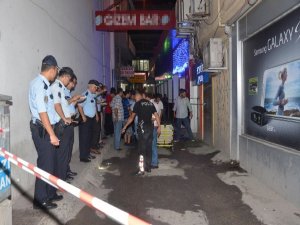 KARISINI VURMAK İSTEDİ, SEYYAR SATICIYI ÖLDÜRDÜ