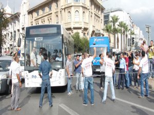 İZMİR’DE İŞÇİLER BİRBİRLERİNİ ZİNCİRLEDİ