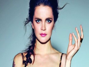 ÜNLÜ MANKENE ZORLA GETİRME KARARI