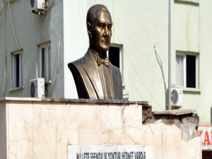 ATATÜRK HEYKELİNİ YAKTILAR YERİNE BÜSTÜ KONULDU
