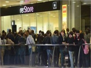 İSTANBUL'DA İPHONE KUYRUĞU