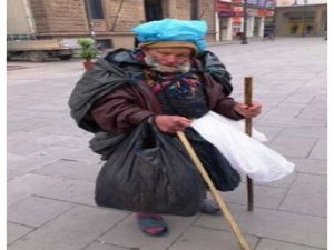 POŞETLİ DEDE OTOBÜSÜN ALTINDA KALARAK ÖLDÜ!