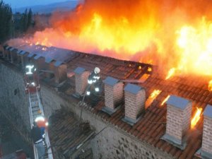 TARİHİ HAN ALEV ALEV YANDI