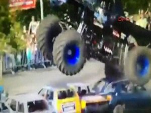 SEYİRCİLERİN ARASINA DALDI.. 3 ÖLÜ 15 YARALI