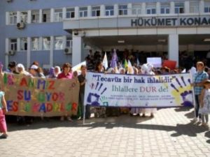 Tecavüz mağduru 16 yaşındaki E.A için miting