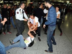 HAVA LİMANINDA EYLEM; KADINLARI YERLERDE BÖYLE SÜRÜKLEDİLER
