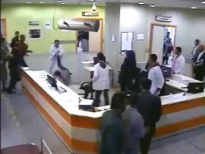 VAN'DA, HASTA YAKINLARINDAN DOKTORA SALDIRI