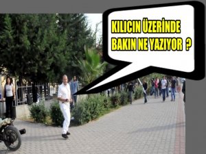 ELİNDE KILIÇLA BÖYLE SALDIRDI