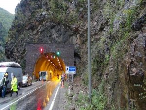 OTOBÜSÜN TEPESİNE KAYA DÜŞTÜ 22 YARALI