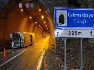 YOLA KAYA DÜŞTÜ: 22 YARALI