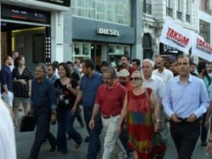 Telefon meşgul çıktı biz de kapıyı kırdık!