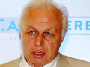 ÜNLÜ PROFESÖR YOĞUN BAKIMDA