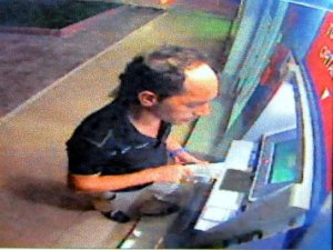 ATM'DE DÖVİZ İŞLEMİYLE 15 BİN LİRA DOLANDIRDI