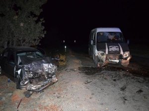 MİNİBÜS İLE OTOMOBİL ÇARPIŞTI: 6 YARALI