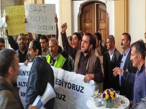 İŞÇİLER KOKTEYLi BASTI EYLEM YAPTI