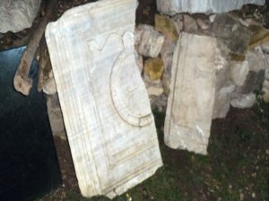 DEFİNE ARARKEN TARİHİ ESERLERİ PARÇALADILAR