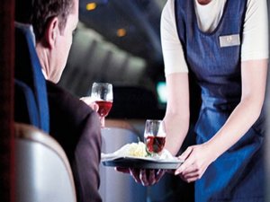 UÇAKTA "ALLAH'A YAKINIZ İÇKİ SATMAYIN" KAVGASI ÇIKTI