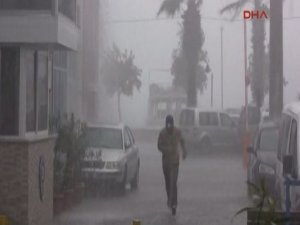 BEKLENEN YAĞIŞ MARMARİS'İ VURDU