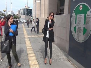 İKİ ÜNLÜ SANATÇI BÖYLE ADLİYELİK OLDU