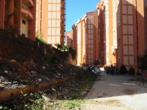 İSTİNAT DUVARI ÇÖKTÜ, 13 ARAÇ ALTINDA KALDI