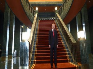 ALMAN DERGİDEN ERDOĞAN'A 'AK SARAY' MANŞETİ