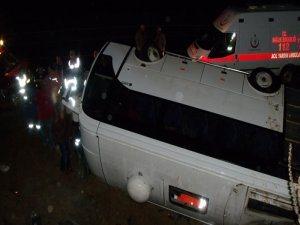 İŞÇİ SERVİSİ DEVRİLDİ YARALILAR VAR