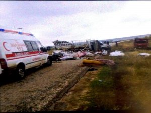 TARIM İŞÇİLERİNİ TAŞIYAN KAMYONET KAZA YAPTI: 2 ÖLÜ, 11 YARALI